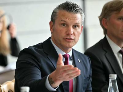 Pete Hegseth insta a Europa a frenar la “invasión” migrante
