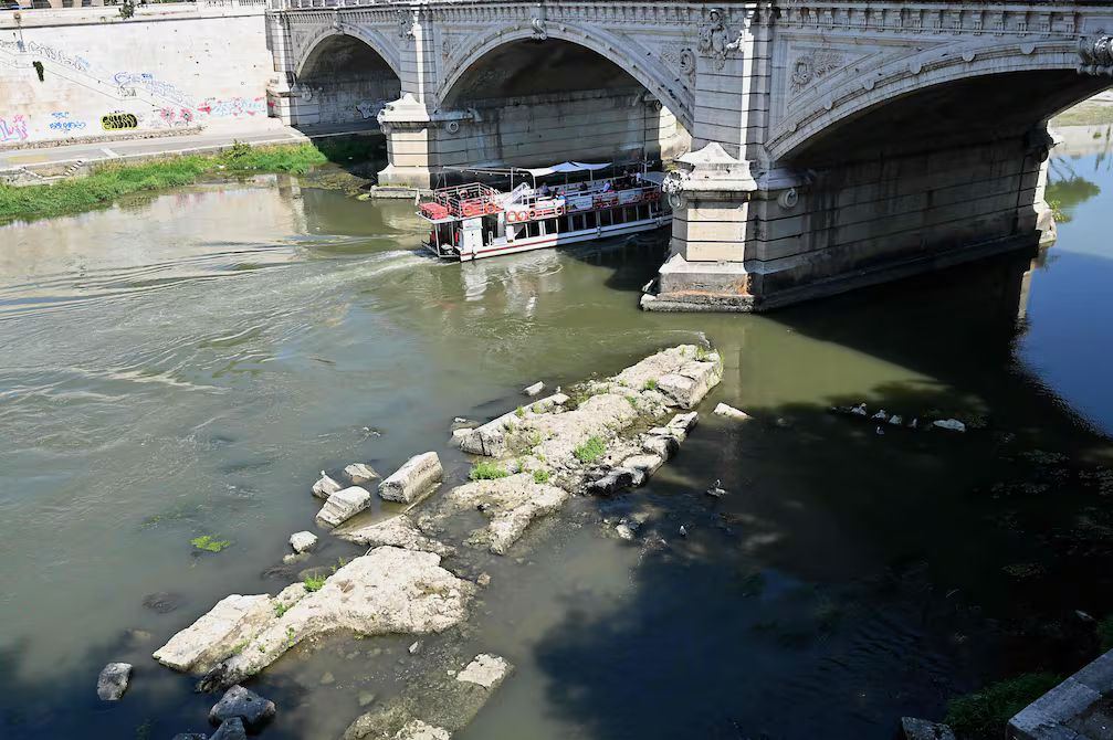 Puente Triunfal de Nerón reaparece en Roma por sequía en el Tíber