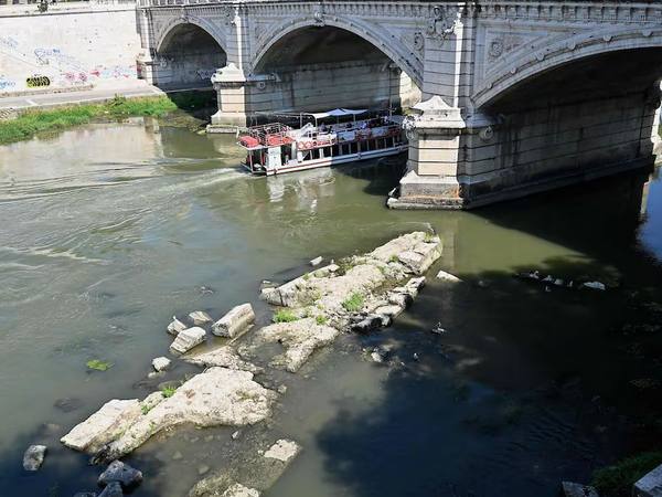 Puente Triunfal de Nerón reaparece en Roma por sequía en el Tíber