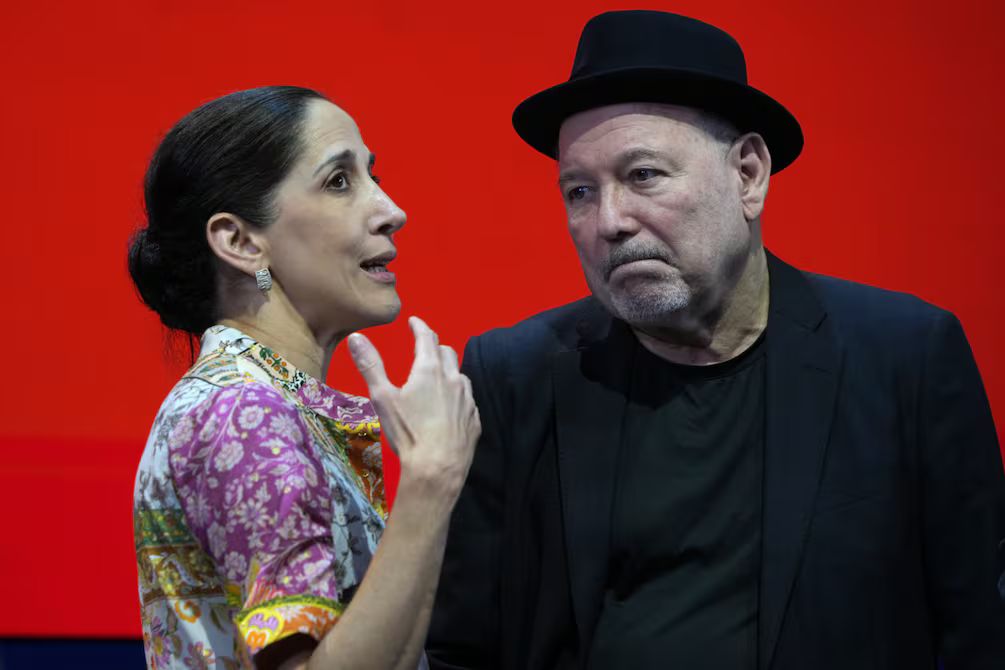 Rubén Blades entrega ‘Patria’ y maracas a la Caja de las Letras del Cervantes