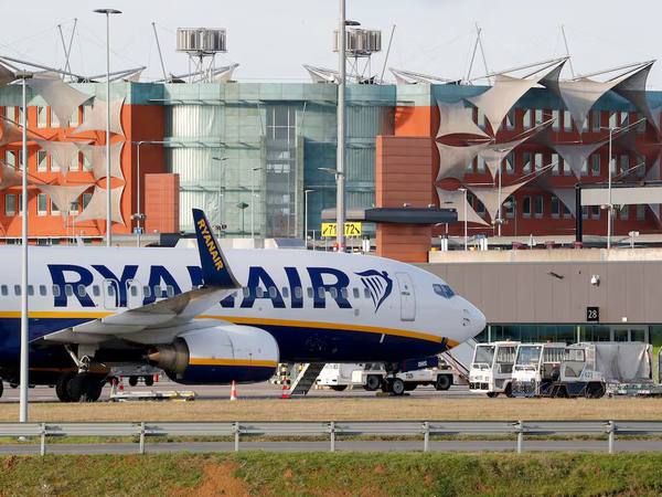 Ryanair: heridas de pasajero tras succión en vuelo FR1879 en Grecia