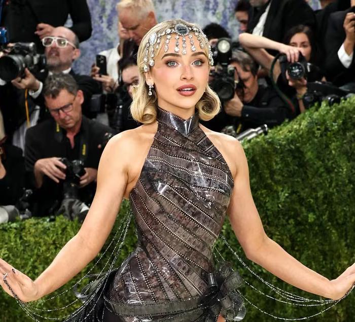 Sabrina Carpenter pide orden de alejamiento contra William Applegate