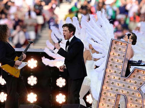 The Killers en la final de la Liga de Campeones: smoking y “Human”