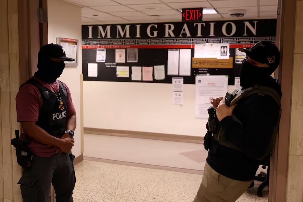 Tribunal de Nueva York limita arrestos de ICE en cortes de inmigración